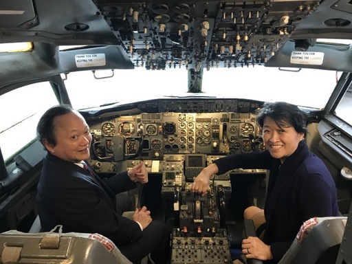 前衛生署署長葉金川醫師(左)在航空系波音737實體飛機的機師座艙,與菁英輔導總導師宋德慈教授(右)合影。