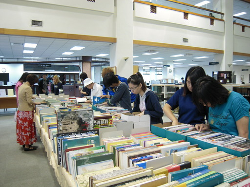 南華大學圖書館榮獲社會服務獎,圖為舉辦好書交換及義賣活動。