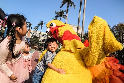 圖說:
孩子們都興高采烈地與火雞俠合照。