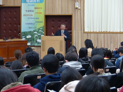 令狐榮達大使與南大生分享國際禮儀與外交實務