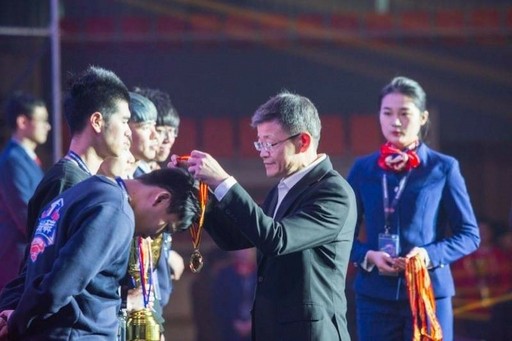 健行科大團隊獲得冠軍,主辦單位頒獎