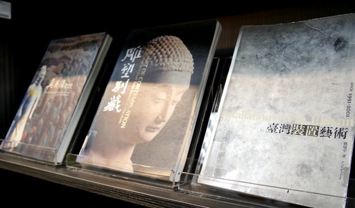 首批收藏由佛光山捐贈的「星雲大師全集」及美術家傳記叢書等。