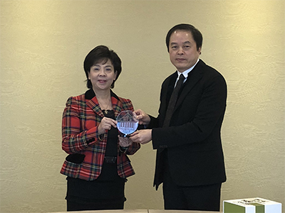 臺藝大陳志誠校長(右)與淡江大學張家宜校長合影留念。