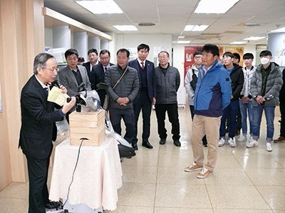 圖為韓國電氣工事協會一行,參觀三創中心,瞭解龍華師生致力創新研發的成果。