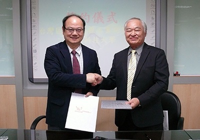 圖為台灣電氣工程工業同業公會理事長蔡茂種(右),與龍華科大校長葛自祥共同簽署人才培育合作意向書。