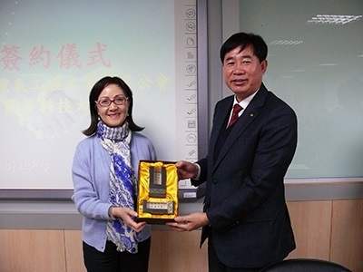 圖為龍華科大林如貞副校長(左),致贈紀念品歡迎來訪的韓國電氣工事協會。
