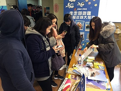 圖為日本中部地區特色旅遊主題展,吸引許多同學駐足參觀。