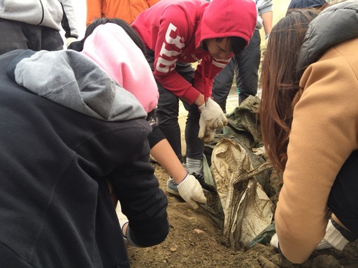 志工們齊心協力環保愛地球
