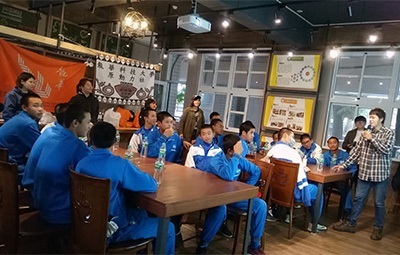 龍華科大原動力社團同學,前往台東縣卑南國中,協助棒球隊課業輔導,並運用遊戲教導學生程式邏輯課程。