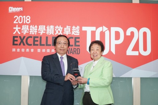陳志鴻副校長代表李文華校長領獎。