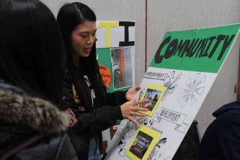 新聞圖說2:參展學生於成果展解說自己的作品