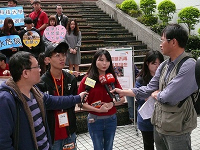 參與活動同學接受媒體採訪,分享飢餓體驗及水資源的珍貴。