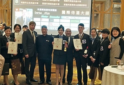 龍華科大學生參加2018 AWI-TAIWAN全國校際盃年輕侍酒師菁英賽,6員獲獎表現優異,獲得國際侍酒大師 Mr. Darius Allyn的肯定。