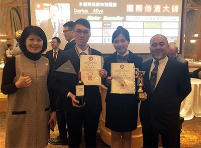 2018 AWI-TAIWAN全國校際盃年輕侍酒師菁英賽,龍華科大觀光系學生游茹珺(右2)奪冠;任詠聖獲殿軍,指導老師謝美婷(左1)為他們驕傲。