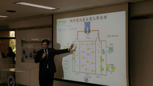 國立臺灣海洋大學「防救災行動通訊平台燃料電池備用電力」今(19)日正式啟用,由合作廠商鼎佳能源股份有限公司副總嚴明宇介紹氫燃料電池的原理。