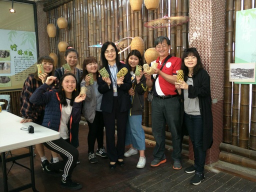 參與學員與區長在館內合影