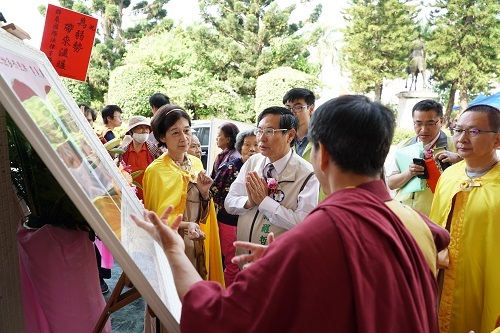 嘉義市長涂醒哲先生及多位議員到場祝賀。市長表示:感謝正心會在嘉義市舉辦祈福法會,為地方帶來和諧平安、富庶繁榮,也對擺置在法會現場 H.H.第三世多杰羌佛返老回春法照,感到佛法力量的不可思議,讚嘆不已。