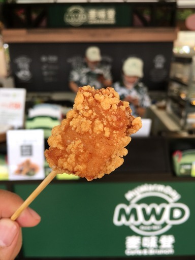 麥味登在農博會販售的限定版特製餐盒中,內含2017台北世界大學運動會選手村最受歡迎的台灣小吃「鹹酥雞」,這款紅極一時的鹹酥雞正是麥味登販售十多年的唐揚雞塊。