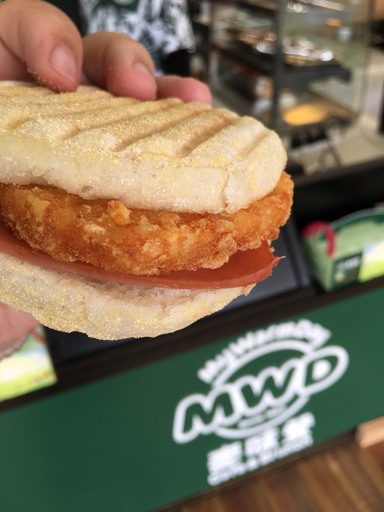 麥味登在農博會販售的限定版特製餐盒中,也包含一份「火腿薯餅滿分堡」,有嚼勁的滿分堡包裹著黃金酥脆的現炸薯餅,也是麥味登多年的經典口味。