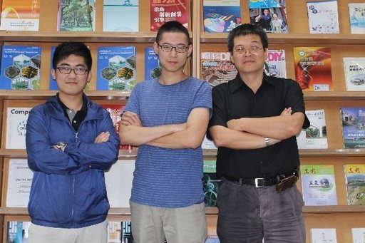 高科大電腦與通訊工程系學生林芳辰、蘇柏睿與郝敏忠教授合影(由左向右)_電通系提供