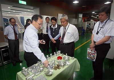 桃市教育局長高安邦,參觀龍華科大五軸加工實驗室。