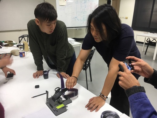 Shon Kim老師親自指導學生操作器材