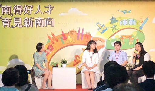 天下雜誌總監廖雲章(左一)主持交流綜合座談,亞大外文系張靜宣同學(右一)與台大、中興大學碩士生分享海外交換心得。