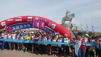 中華民國駐蒙古代表黃國榮為路跑活動鳴槍開跑