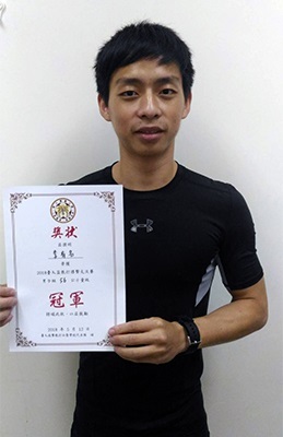 龍華科大電子系碩士班李有名,勇奪男子組(56公斤級)冠軍。