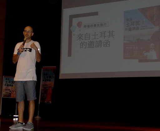 「愛玩客」主持人吳鳳正風趣開講現筆歡笑連連。