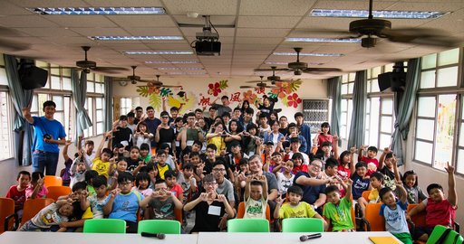 高科大義築桃花源團隊與營建工程系角映義築團隊日前舉辦「2018文化創意空間設計營」,向小學生介紹原民建築的文化特色,將於暑假邀請小學生參與建造,一起動手建造出屬於自己的文化空間