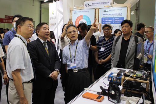 長庚大學吳世琳主任(左三)向桃園市副市長王明德(左二)介紹 AI在醫學應用成果。