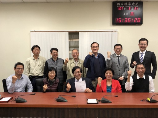 圖說:CNS21505審查完成日, 委員們歡慶合照。
前排(坐者)左起: 陳威良, 莊素琴, 葉維銓(主任委員), 許秀影, 劉黎宗
後排(立者)左起: 吳啟瑞(承辦人), 王又鵬, 林盛生, 張耀鴻, 周龍鴻, 張國洋。
(未在圖片委員: 林欽德, 范姜正延)