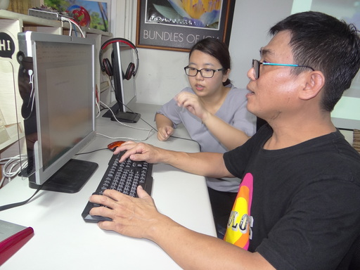 年過半百的黃志吉仍用心學電腦。
