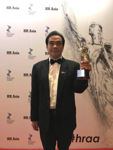 六角國際榮獲亞洲最佳企業雇主獎,由人資長賴鎮崧代表領獎