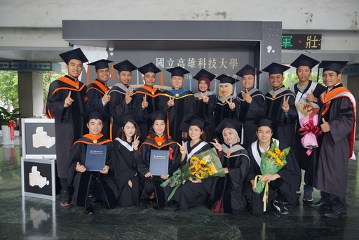 高科大耕耘多年的南向國際畢業生與黃義俊國際長合影(第二排左五)