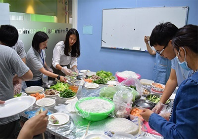越南道地美食春捲DIY體驗,吸引眾多龍華師生熱情參與並大飽口福。
