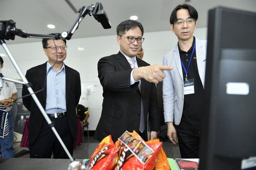 創意引晴運用視覺辨識技術,能夠偵測辨識消費者置於櫃台區商品,自動完成結帳,吸引經濟部中小企業處吳明機處長體驗並與業者探討技術應用可行性。