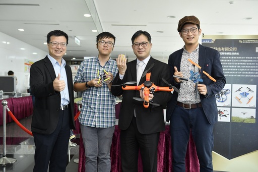 航見科技所研發之無人機與物聯網監控系統,能夠運用在群機救災,讓經濟部中小企業處吳明機處長說讚。