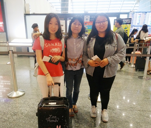 圖示為導師張雅端(中間)赴桃園國際機場與曾恩亞(左一)及周孟潔(右一)合影。