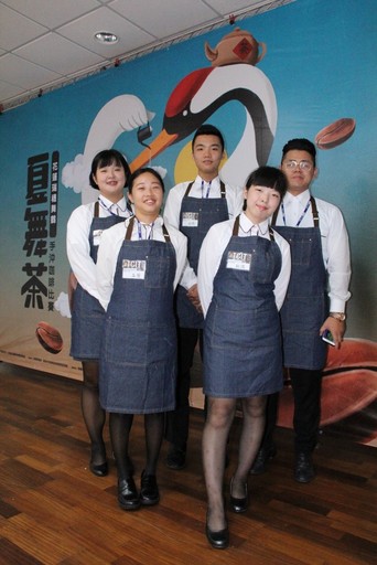 臺灣觀光學院參賽同學方惠茹(左後一)、范玉萱(左前一)、邵希漢(右後一)、李品源(中間)及本次大賽季軍翁秋滿同學(右前一)合影。