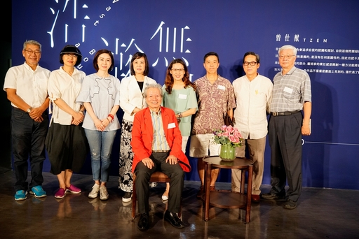 圖說_藝術家曾仕猷(前排)與人文遠雄博物館游冉琪館長和現場貴賓合影(後排左起_藝術家王慧穆(左二)賢伉儷,幸福本色國際文創股份有限公司創辦人鄭書瑄,景薰樓國際藝術陳碧真董事長,人文遠雄博物館游冉琪館長,藝術家蘇宗雄,導演林清介,藝術家曾仕猷胞弟曾仕良教授)