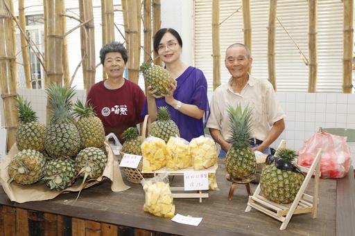 龍崎區區長蕭琇華與資深農民黃大陣夫妻合影