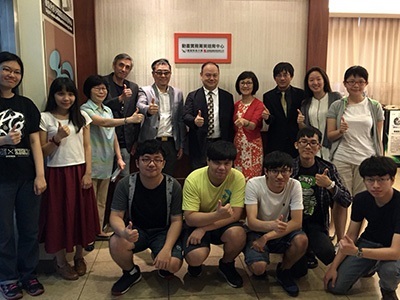龍華科大與采億影業成立動畫實務菁英培育中心,與會貴賓和受訓學子開心合影。