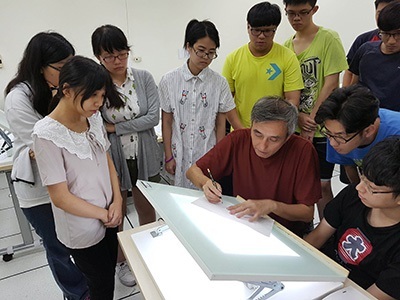 龍華學子在采億動畫業師指導下,學習2D動畫繪製技術。