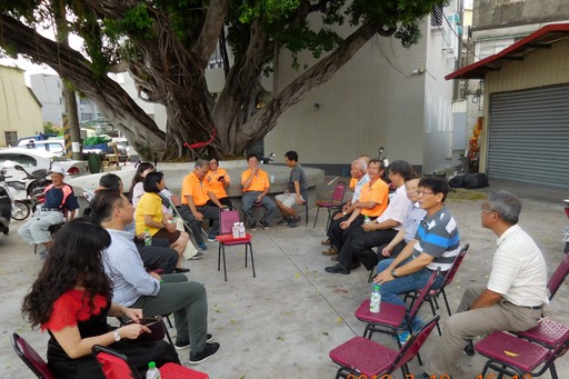 高科大與當地廟祝、耆老閒話家常、敦親睦鄰,同時聽取鄉親對學校的意見回饋