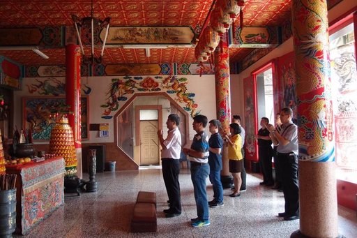 高科大校長楊慶煜於新學年度開始前,率主管至校區附近7間廟宇參拜,祈福師生平安、校運昌隆