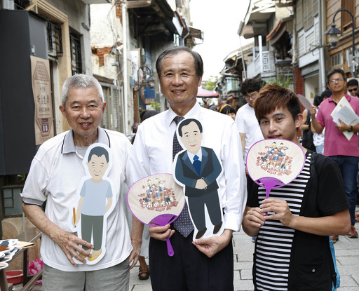 3.南臺科大代理校長盧燈茂(中)與西佛國蔡天民大師(左一)及與會來賓現場合影。