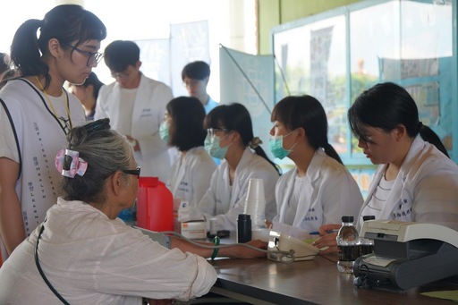醫技系學生為長者做血糖檢測服務