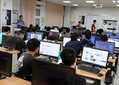 2018 LHU x Student Game Jam活動,參與者彼此交流遊戲開發經驗。